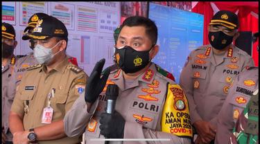 kapolda-metro-jaya-bagikan-10-ribu-paket-rendang-untuk-warga-dan-pasien-isoman-bsf