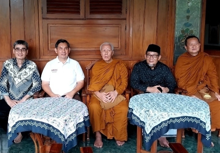berita-hari-ini-www.mediapatriot.co.id-silaturahmi-perayaan-lebaran-ketua-yayasan-islamic-center-kota-bekasi-terima-kunjungan-tokoh-buddha-1