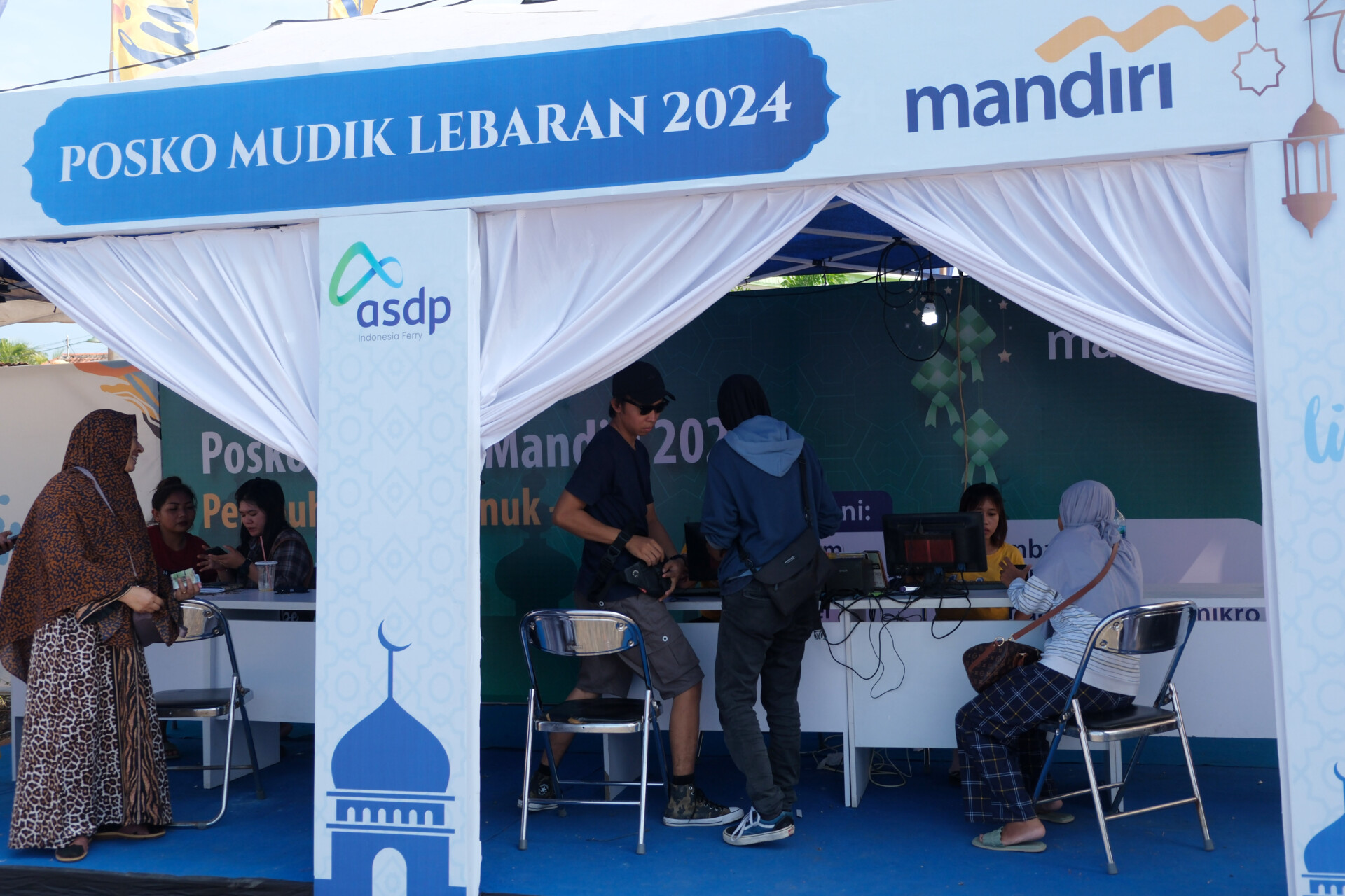 Pemudik membeli tiket kapal pada arus mudik Lebaran 2024 di Posko penjualan tiket online, Pelabuhan Gilimanuk, Jembrana, Bali, Jumat (5/4/2024).