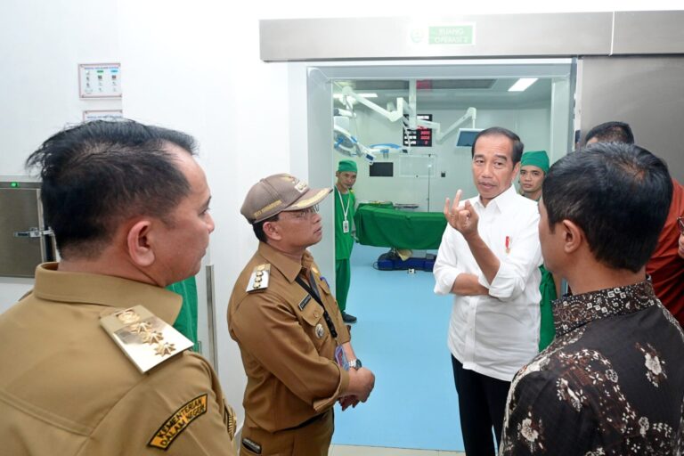 Presiden-Jokowi-Tinjau-RSUD-Rupit-2048x1365