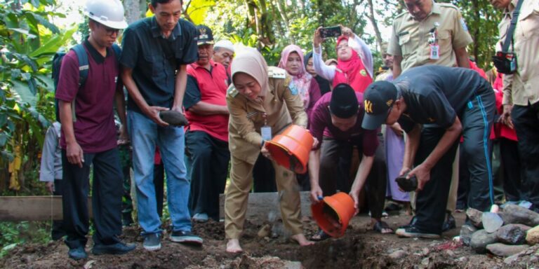 Bupati-Tiwi-Lakukan-Peletakan-Batu-Pertama-Pembangunan-Infrastruktur-Bidang-Sanitasi-di-Desa-Karanganyar-1280x640