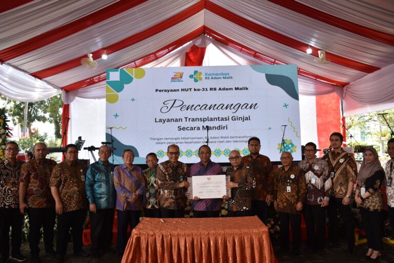 2) Dirjen Yankes dr. Azhar Jaya, SKM, MARS melakukan pencanangan layanan transplantasi ginjal mandiri di RS Adam Malik