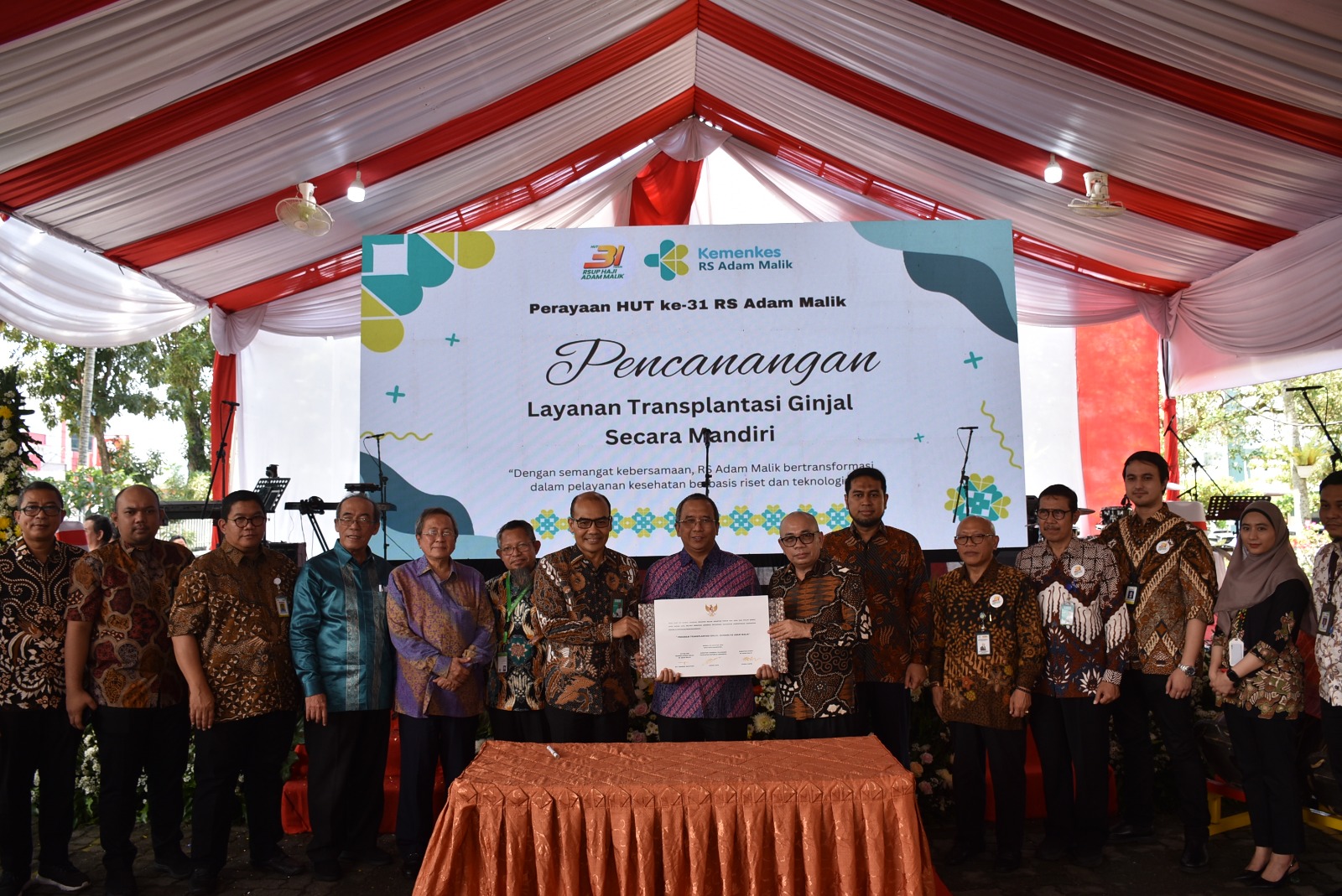 2) Dirjen Yankes dr. Azhar Jaya, SKM, MARS melakukan pencanangan layanan transplantasi ginjal mandiri di RS Adam Malik