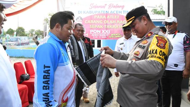 Wakapolres-Aceh-Timur-Dampingi-Pj.-Bupati-Sambut-Atlet-Cabor-SepakTakraw-PON-XXI