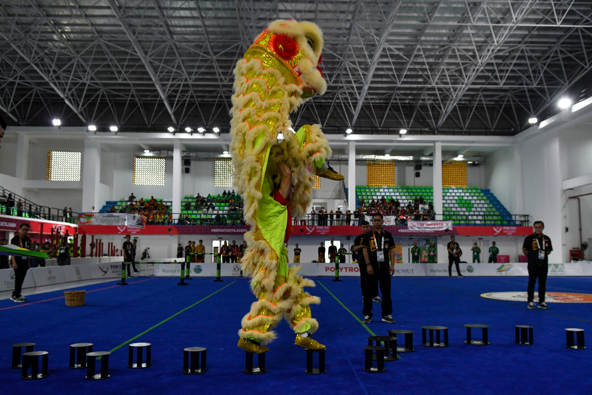 Tim barongsai DKI Jakarta Stefanus Kia (atas) dan rekannya Hansen Tanujaya (bawah) beraksi dalam barongsai nomor halang rintang PON XXI Aceh-Sumut di Martial Art Arena, Deli Serdang, Sumatera Utara, Rabu (4/9/2024).