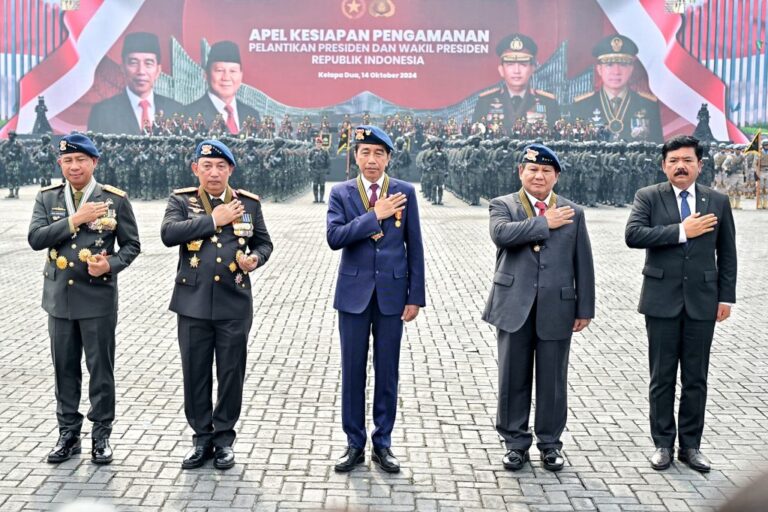 PRESIDEN-DI-ANUGERAHI-LOKA-PRAJA-SAMRAKSHANA-OLEH-KAPOLRI-2-1024x682