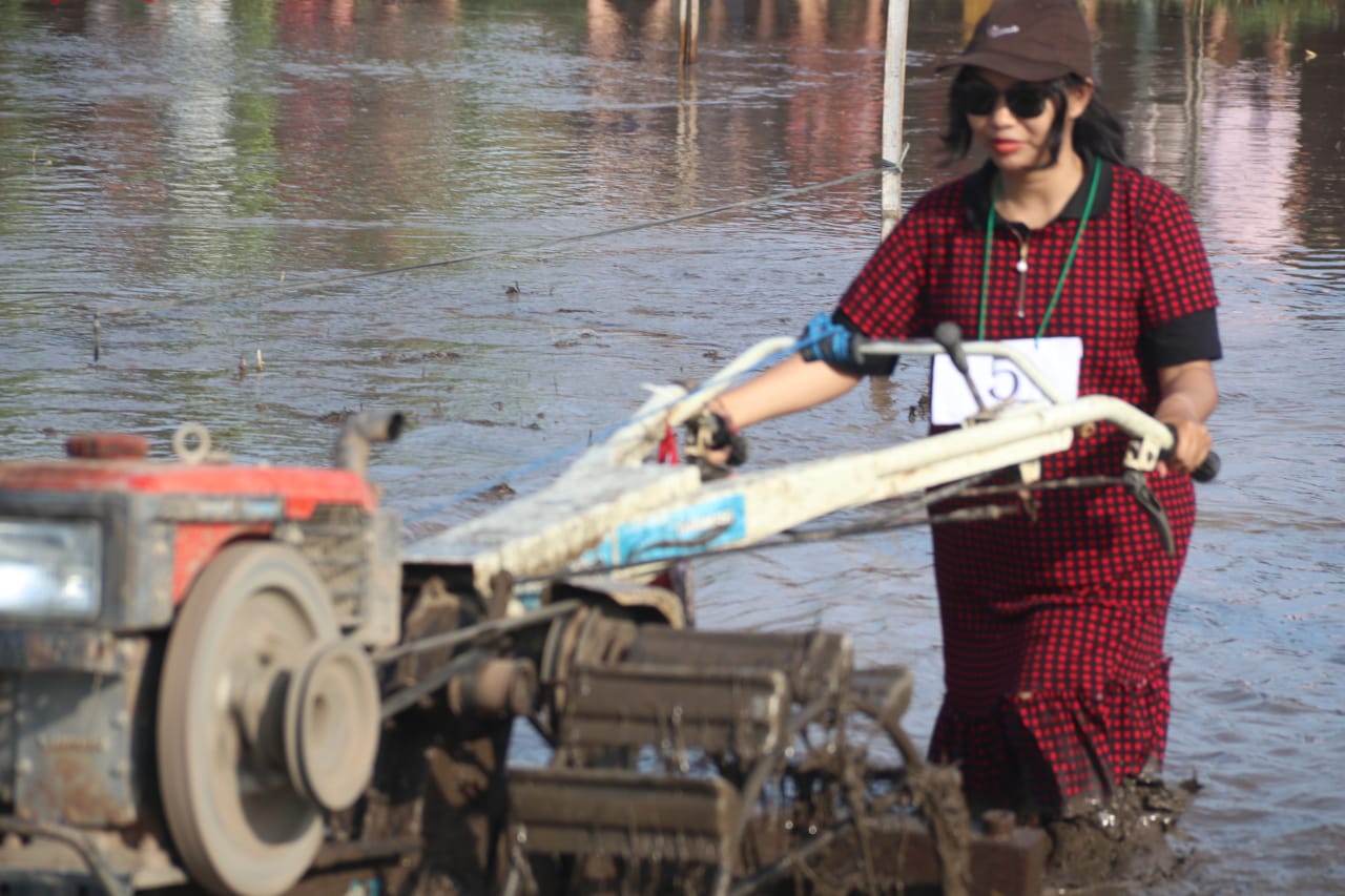 73_lomba-operator-traktor-roda-dua-semarakkan-hut-kota-singaraja-ke-421-inovasi-baru-petani-maju