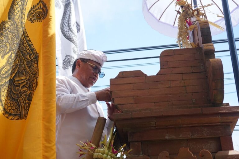 Berita_251503110303_sekda-alit-wiradana-hadiri-upacara-pecaruan-resi-gana-melaspas-dan-mendem-pedagingan-di-gedung-bagian-pbj-setda-kota-denpasar