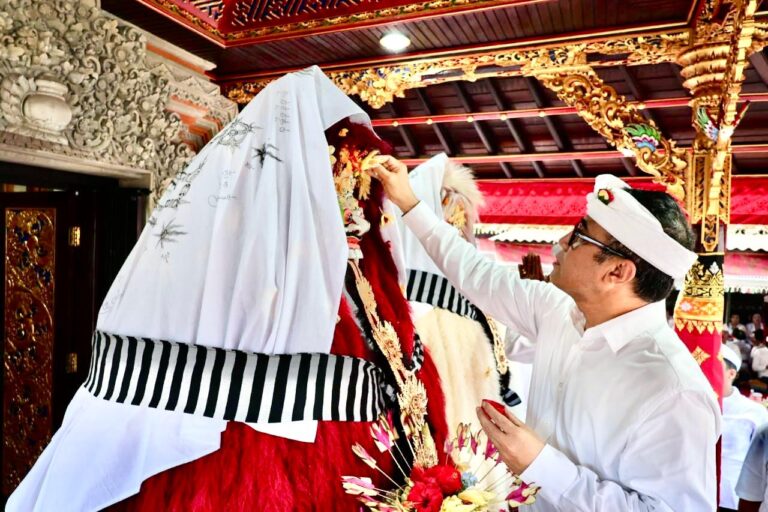 Berita_251503110313_walikota-jaya-negara-hadiri-ngeratep-lan-pasupati-sesuhunan-pura-dangka-banjar-bengkel