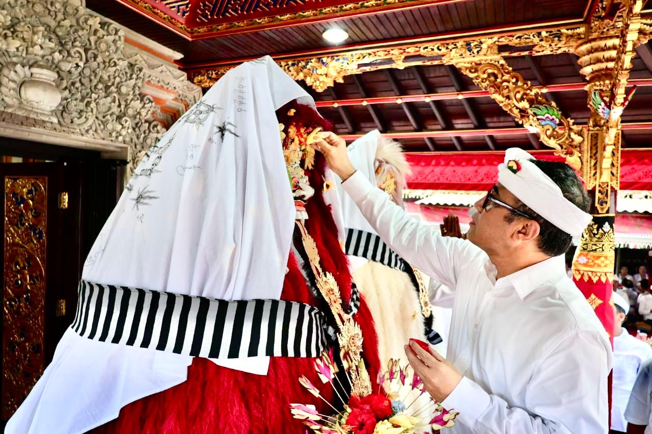 Berita_251503110313_walikota-jaya-negara-hadiri-ngeratep-lan-pasupati-sesuhunan-pura-dangka-banjar-bengkel