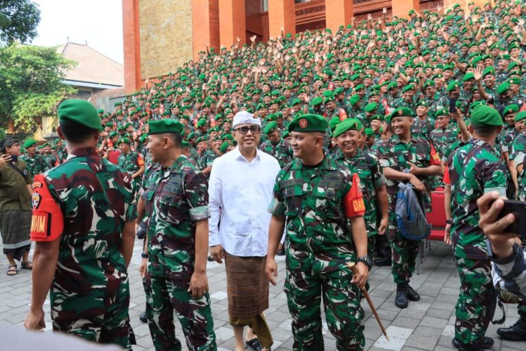 Berita_251503110346_hadiri-apel-babinsa-terpusat-jajaran-korem-163wira-satya-walikota-jaya-negara-komitmen-perkuat-sinergitas-wujudkan-keamanan-dan-ketertiban