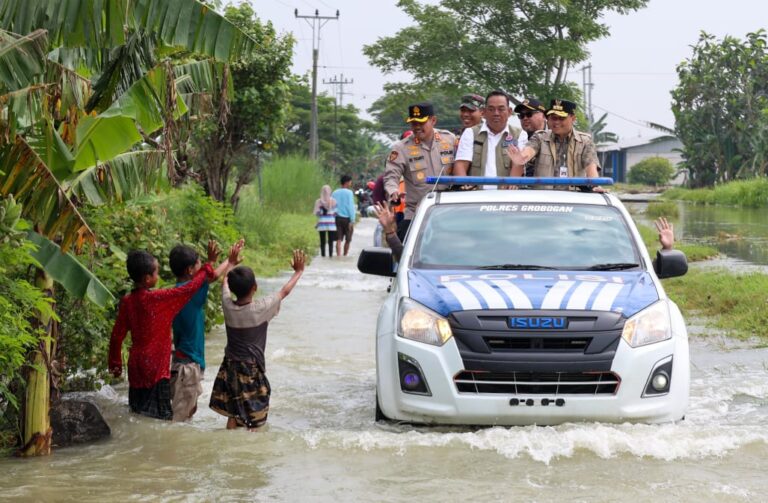 gub-tinjau-banjir-grobogan8