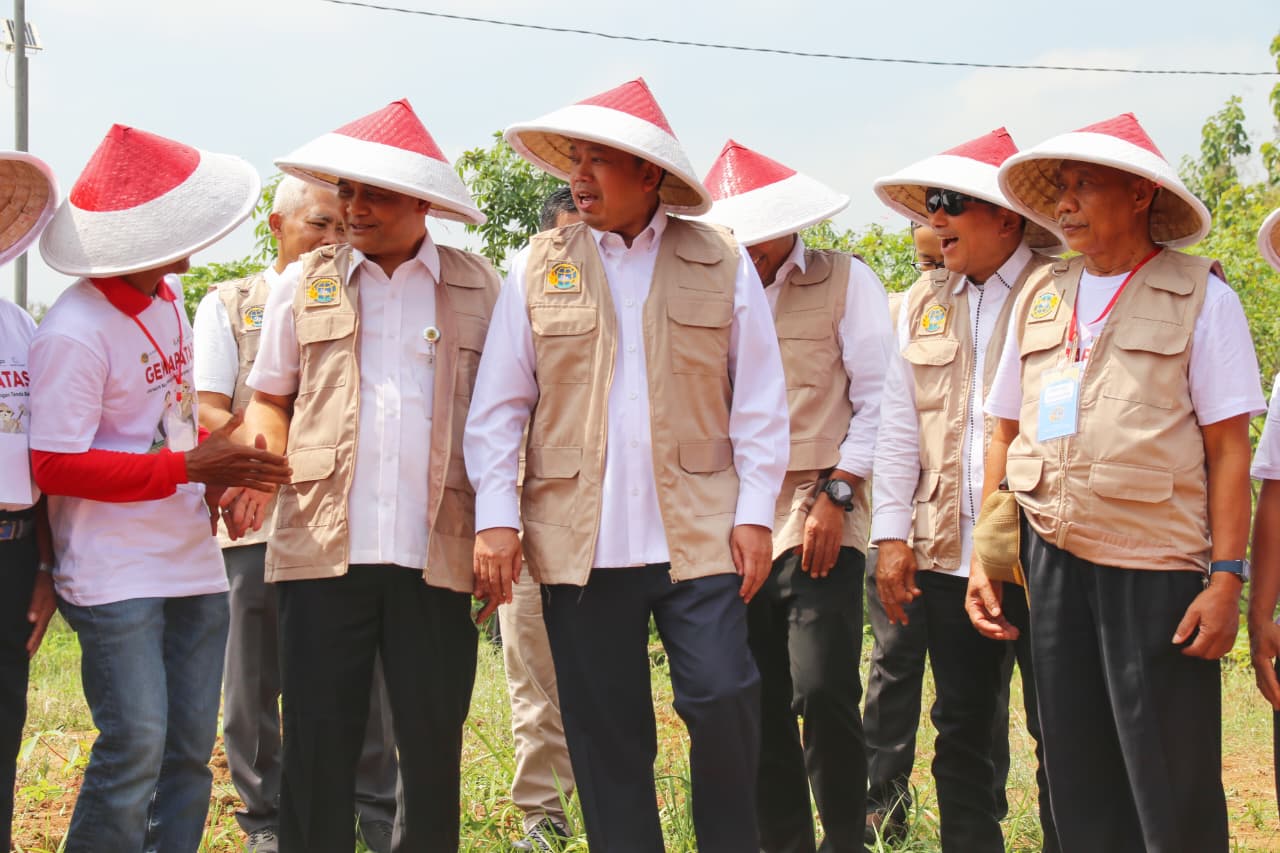 Gerakan-Masyarakat-Pemasangan-Tanda-Batas2 (1)