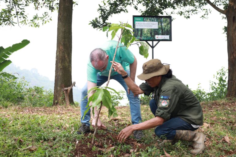 President Director B. Braun Indonesia melakukan penanaman perdarana