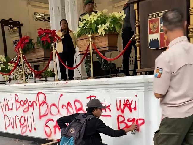 massa-aksi-melakukan-vandalisme-saat-demo-di-balai-kota-bogor-dokistimewa-1755806843905_43