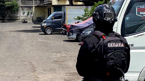 robot-penjinak-bom-milik-tim-jibom-brimob-polda-jabar-evakuasi-benda-mencurigakan-di-ruko-itc-kosambi-1766122570325_169