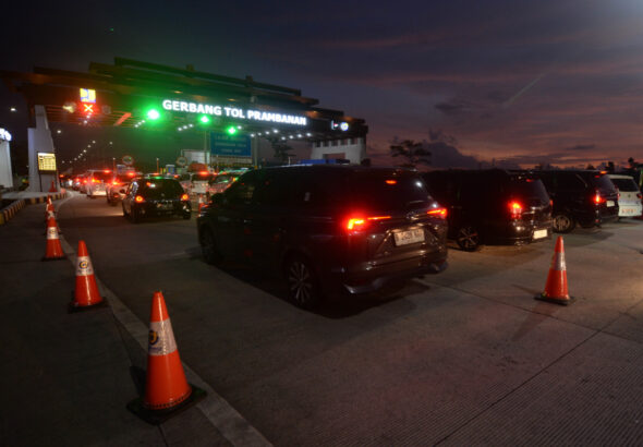 Sejumlah kendaraan antre saat akan melakukan pembayaran elektronik jalan tol Solo-Yogyakarta di Gerbang Tol (GT) Prambanan, Klaten, Jawa Tengah, Minggu (22/3/2026).