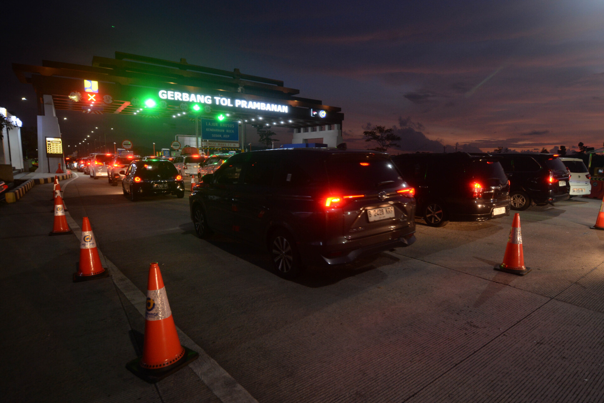 Sejumlah kendaraan antre saat akan melakukan pembayaran elektronik jalan tol Solo-Yogyakarta di Gerbang Tol (GT) Prambanan, Klaten, Jawa Tengah, Minggu (22/3/2026).